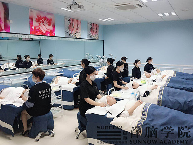 容学校