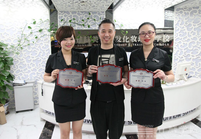 首脑容发化妆甲培训学校