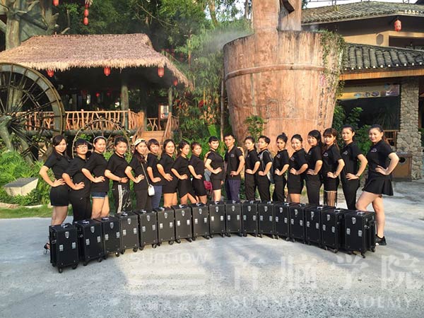 首脑学院龙华校区为环球生态旅游小姐新d布会(x)化妆造型