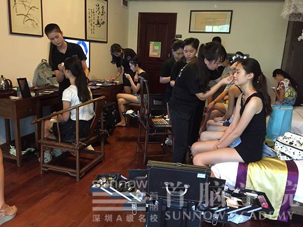 首脑学院龙华校区为环球生态旅游小姐新d布会(x)化妆造型