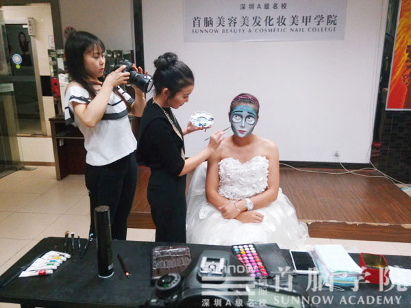 首脑学院龙华校区形象设计部化妆老师Ruby在ؓ(f)模特妆扮