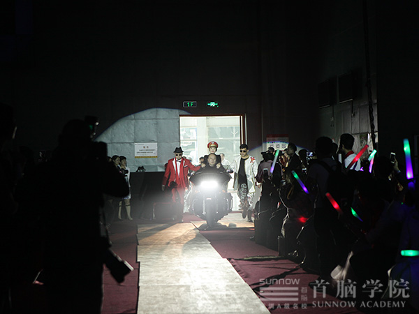 首脑26周年玩L·H破员工表嘪大会