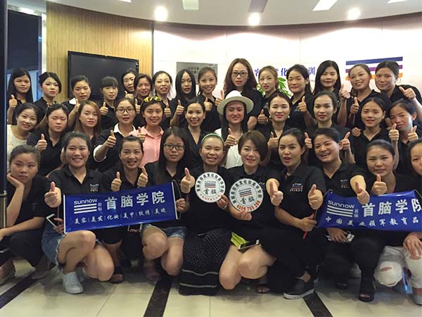 首脑学院龙华校区师生合媄(jing)留念
