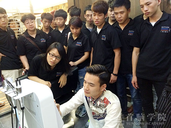 首脑校企合作 促进发学员׃