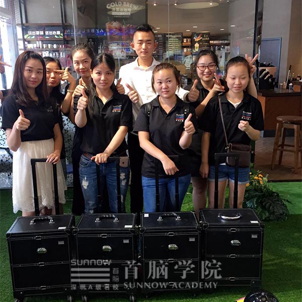 首脑学院学子观澜天虹义工合媄(jing)