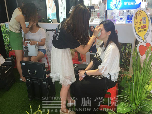 首脑化妆师专?j)致志的为顾客化妆造型