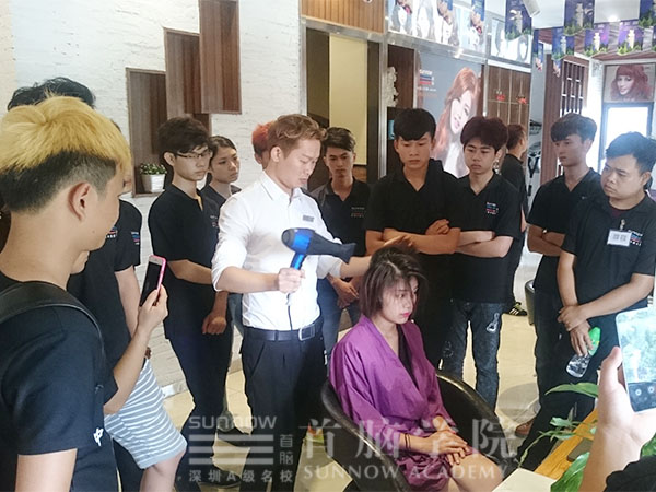 首脑学员专心致志学习吚w造型