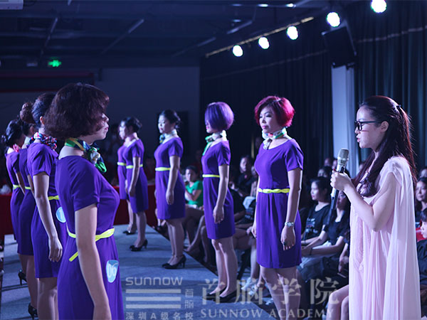 张欣老师带领形象设计学员展示