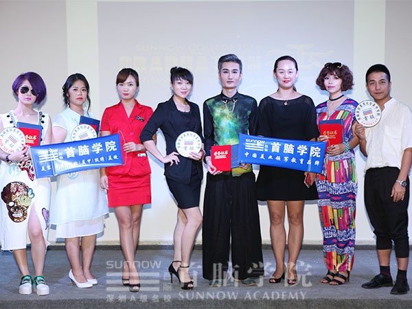 毕业U获奖学员与评委老师合媄
