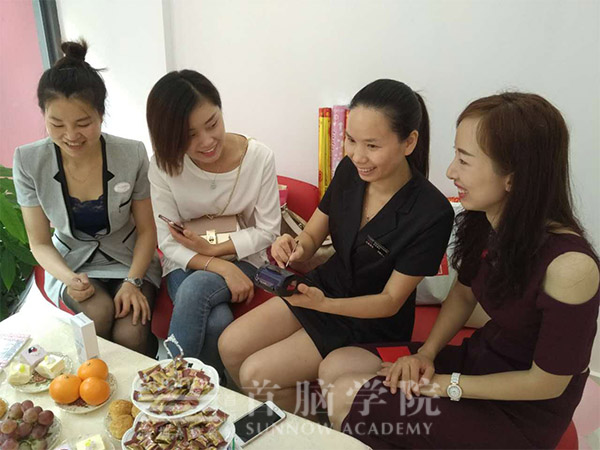 何爱立老师促成刘畅容店的首单
