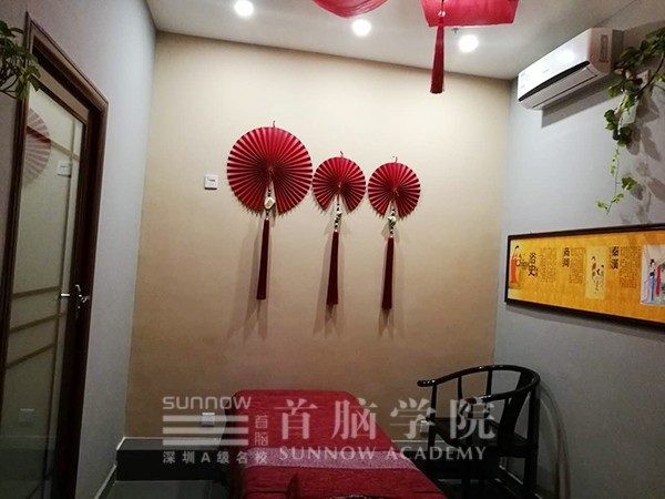 周雪莹创业的容ȝ馆内部环? data-=