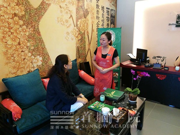 王琦老师与在ȝ馆内工作的老学员交? data-=