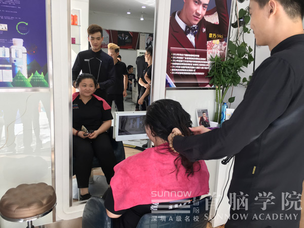 发全科班学员体验吹风造型