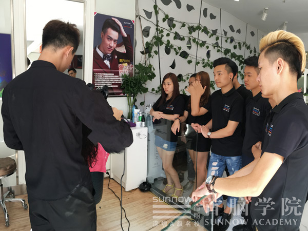 发全科班学员体验吹风造型