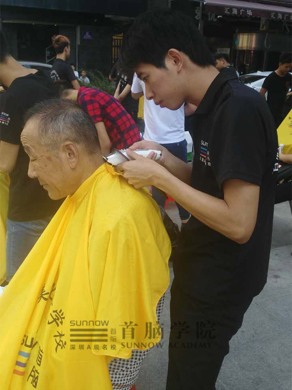 专心(j)致志为顾客剪发的首脑发学员