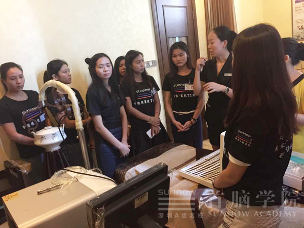 深圳首脑容学校学员观摩实训