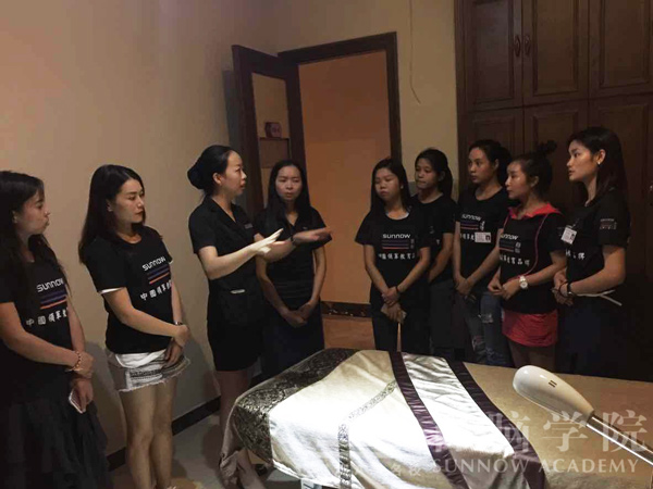 首脑容学校学员观摩实训