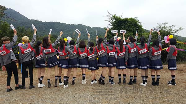 yWУ