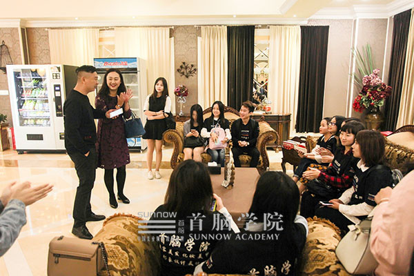 首脑学院学生观摩学习