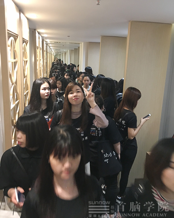 首脑学院观摩名企 保障学员׃