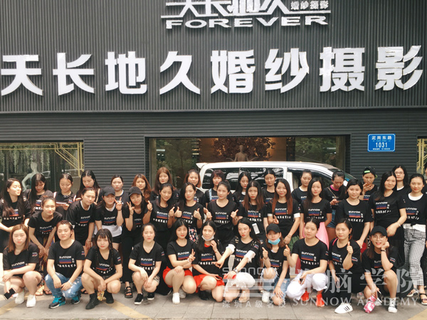 首脑学院形象设计班学员至天长C婚纱摄媄观摩学习