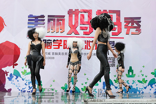 首脑学院Ƣ庆母亲?打造美丽妈妈造型U